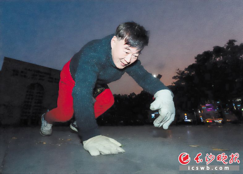 专家表示并非所有人群都适合这样的锻炼方式球盟会入口长沙一老人22年坚持每天“爬行”(图1)